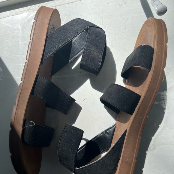 Size 8, Steve Madden black strap sandals - Picture 5 of 6